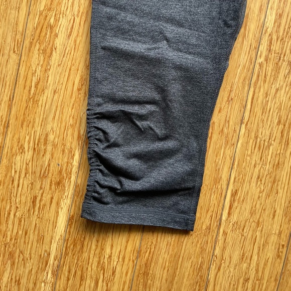 Cropped leggings with ruching details - Picture 4 of 6